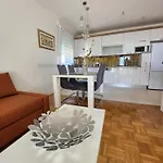 Апартаменты Maneo With Free Parking In Garage *